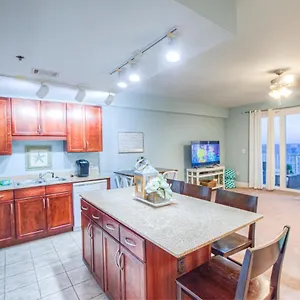 Amazing Style, Laketown Wharf 1305 -1bd, 2ba Amenities And Location! Holiday home Panama City Beach